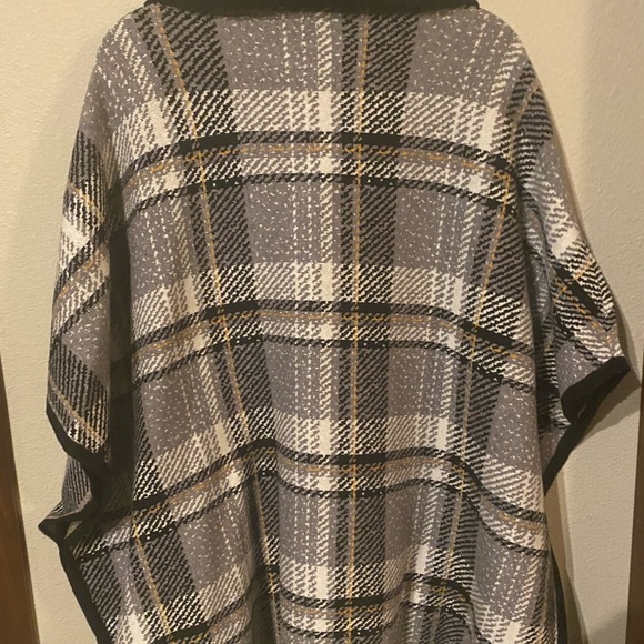 Tahari Plaid Poncho. - Picture 4 of 7